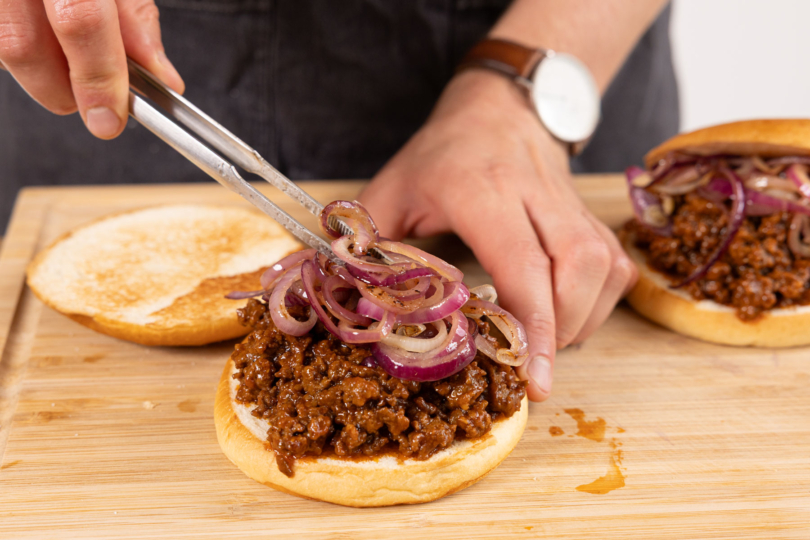 Zwiebeln auf dem Burger verteilen.
