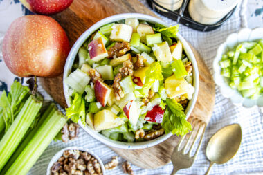 Stangensellerie-Salat mit Apfel top down