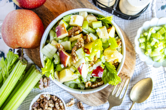 Stangensellerie-Salat mit Apfel top down