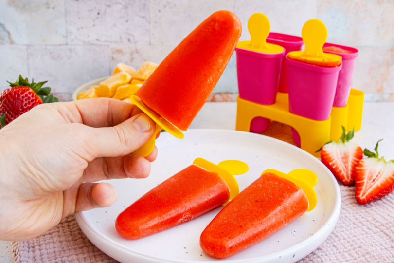 Strawberry-Mango-Eis am Stiel