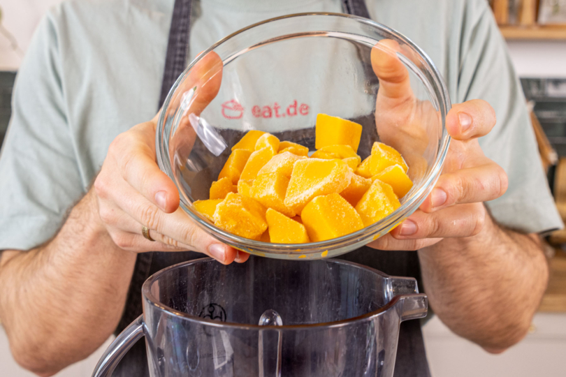 Mango in den Mixer geben