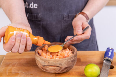 Sriracha Mayonnaise dazugeben