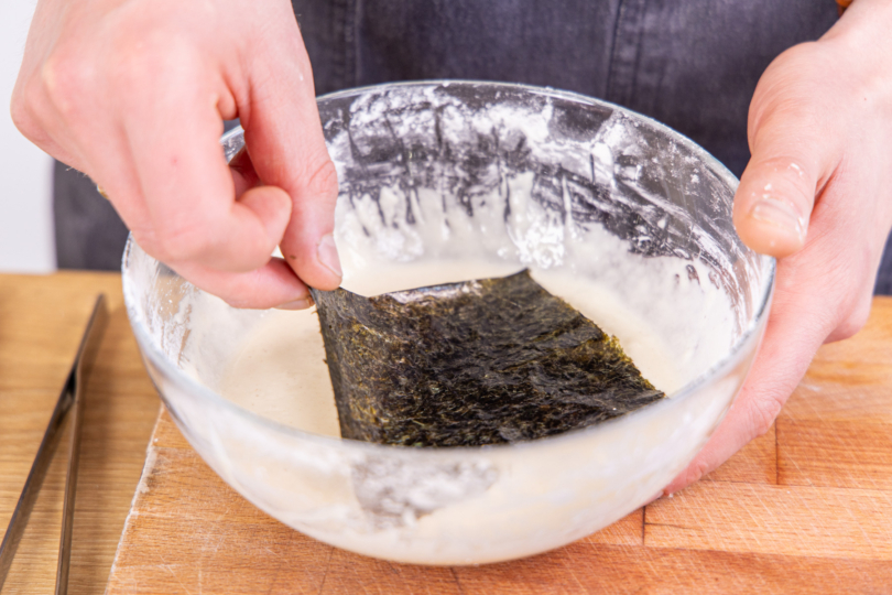 Nori Blätter in den Teig tauchen
