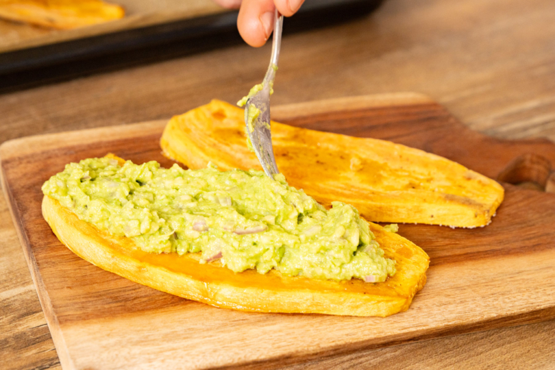 Avocadocreme verstreichen.