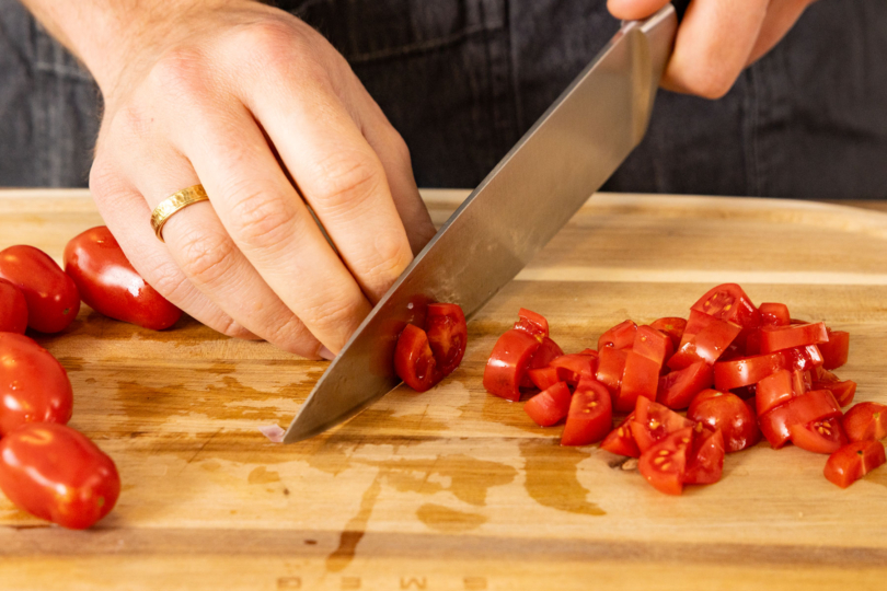 Tomaten schneiden.