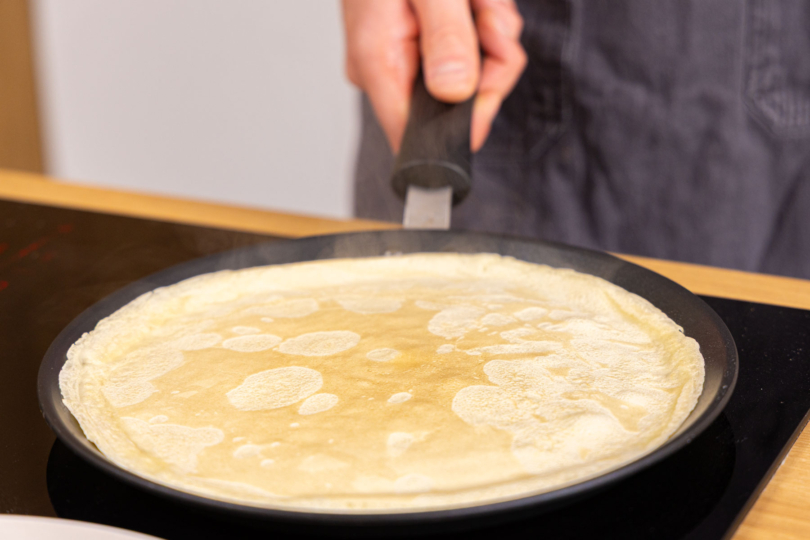 Pfannkuchen braten.