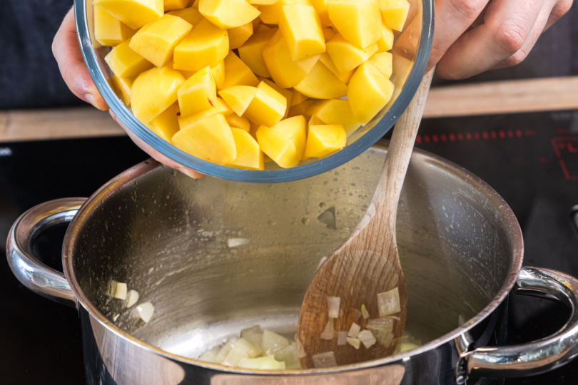 Kartoffeln in den Topf geben