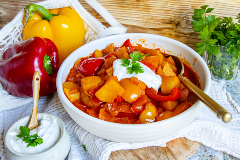 Vegetarisches Paprikagulasch mit Schmand