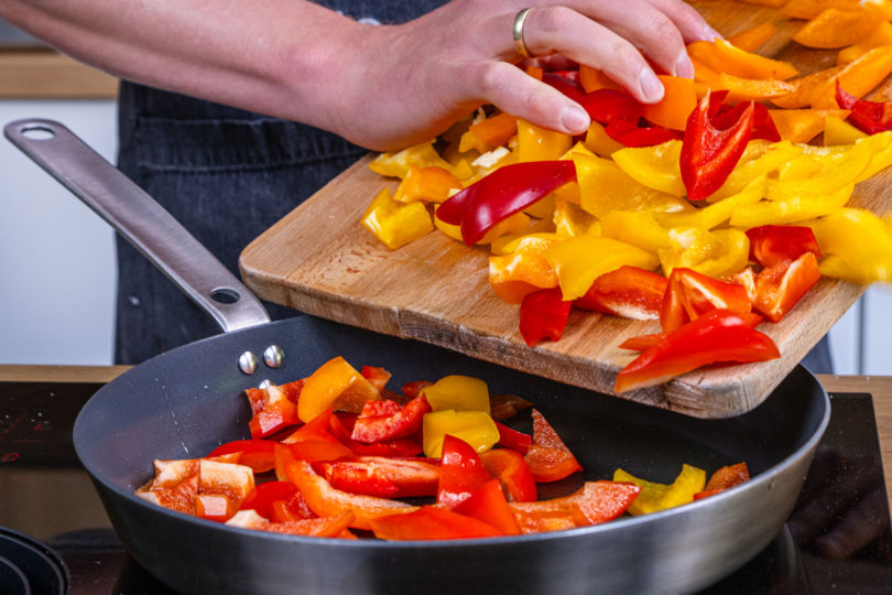 Paprika in die Pfanne geben