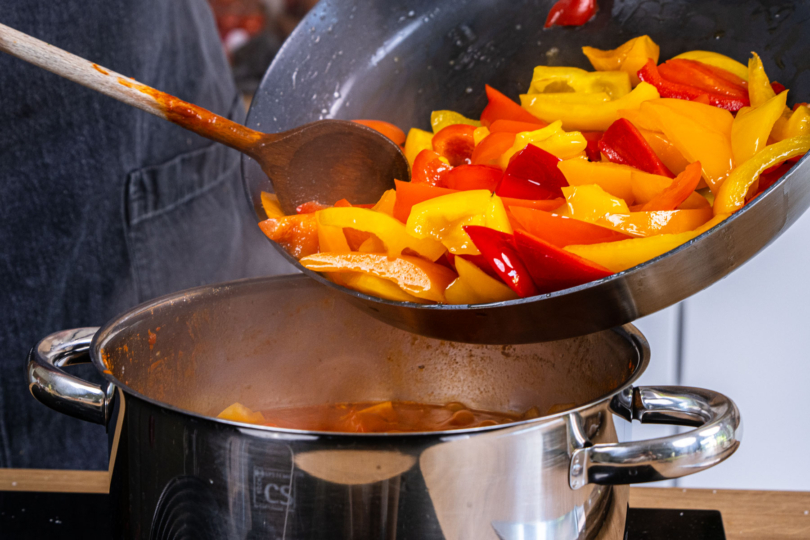 Paprika in den Topf geben