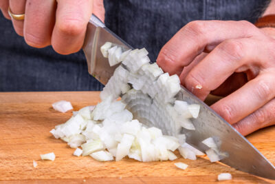 Zwiebeln schneiden für vegetarisches Paprikagulasch