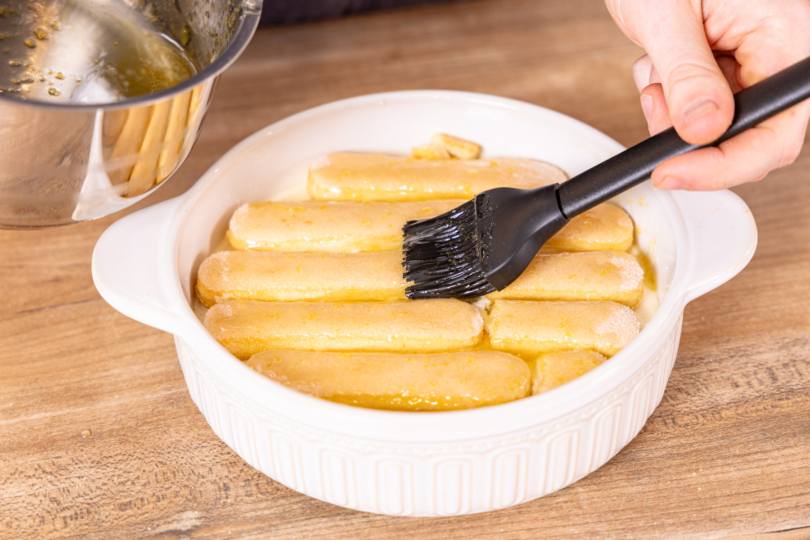 Löffelbiskuit mit Sirup bestreichen
