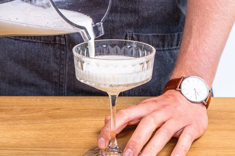 Zitronensorbet mit Prosecco servieren