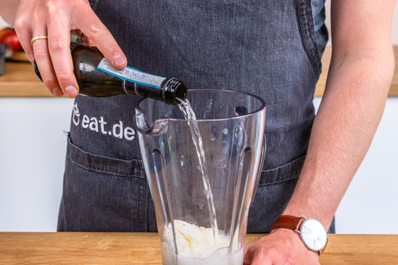 Prosecco eingießen