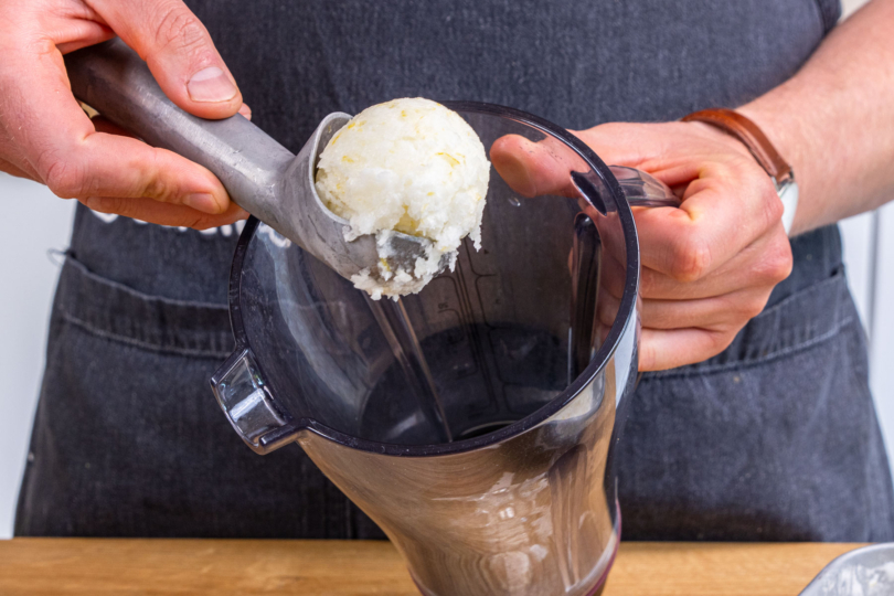 Sorbet in den Mixer geben