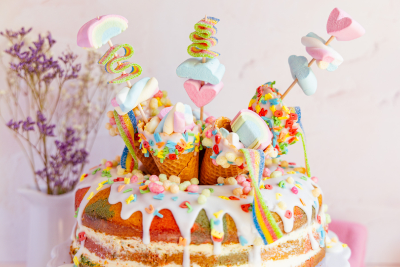 Bunte Zuckertüten-Torte