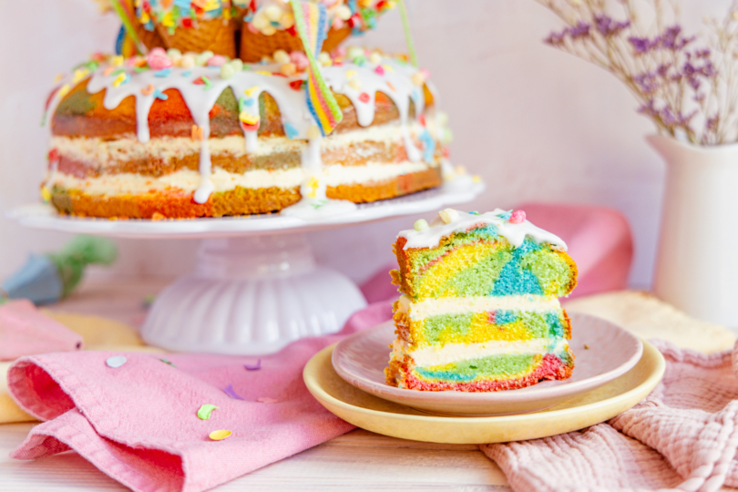 Zuckertüten-Torte mit buntem Teig