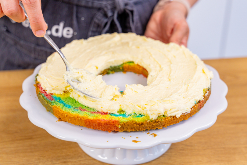Creme auf dem unteren Boden verstreichen