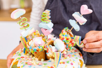 Zuckertüten-Torte fertig dekorieren