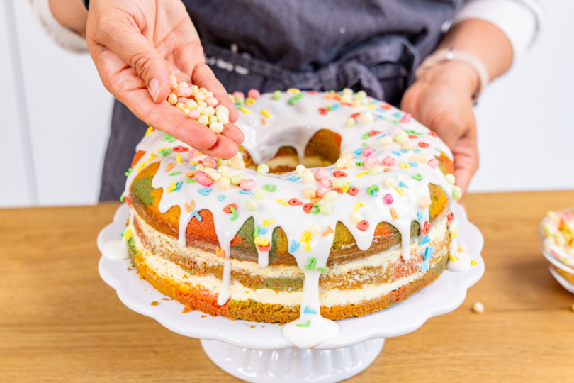Zuckertüten-Torte mit Buchstaben-Streuseln dekorieren