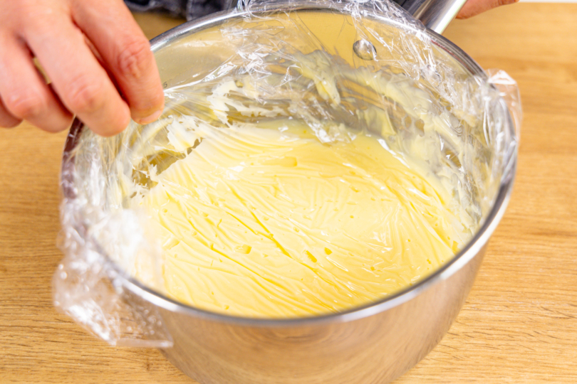 Pudding mit Frischhaltefolie abdecken