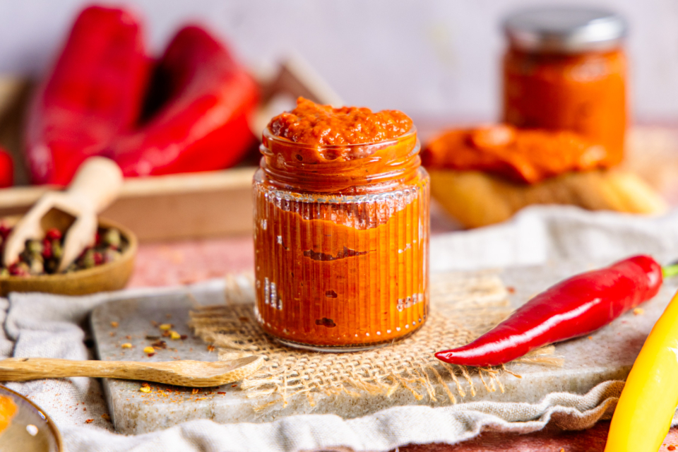 Ajvar-Suppe mit Hackfleisch