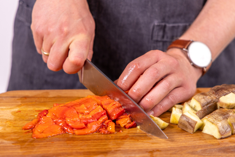 Paprika und Aubergine in grobe Stücke schneiden