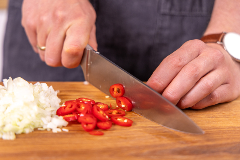 Peperoni in Ringe schneiden