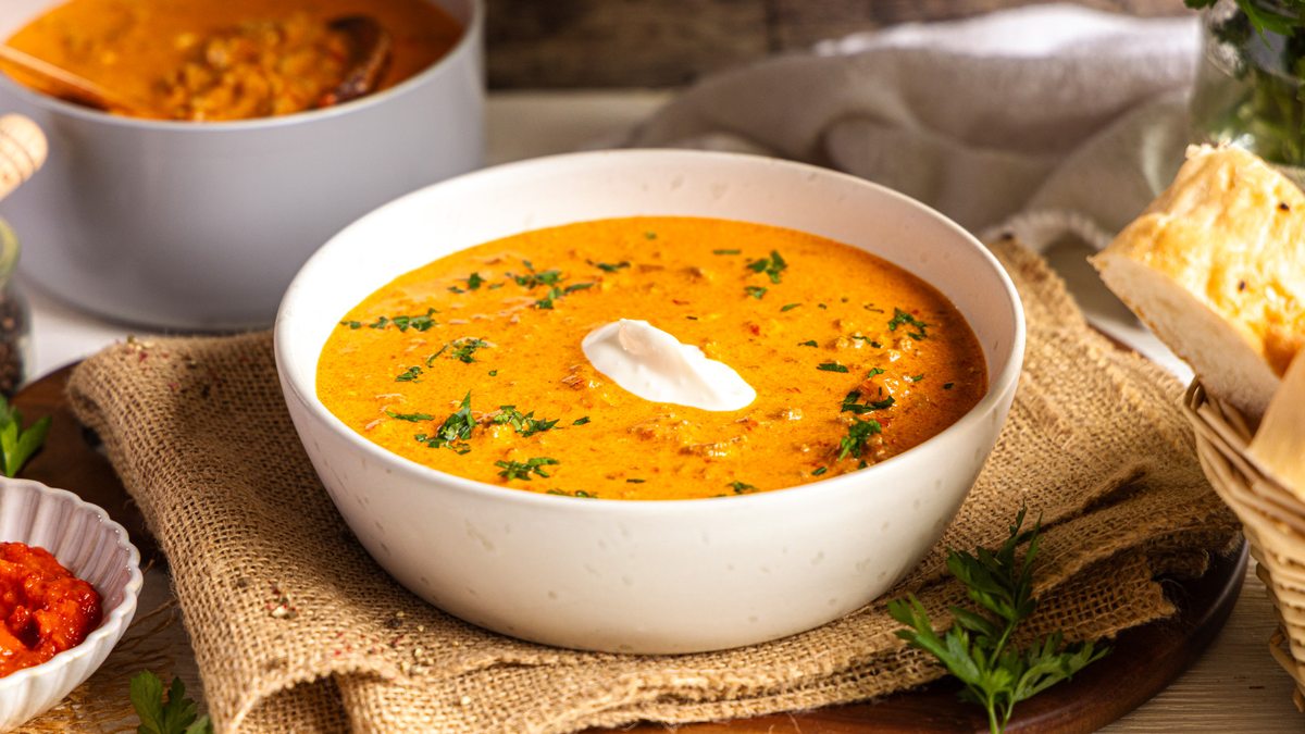 Ajvar-Suppe mit Hackfleisch