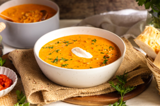 Ajvar-Suppe mit Hackfleisch