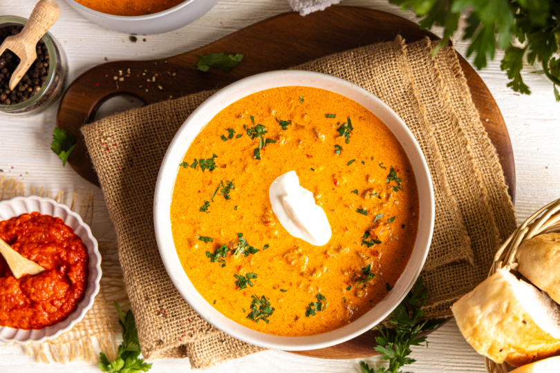 Ajvar-Suppe mit Hackfleisch