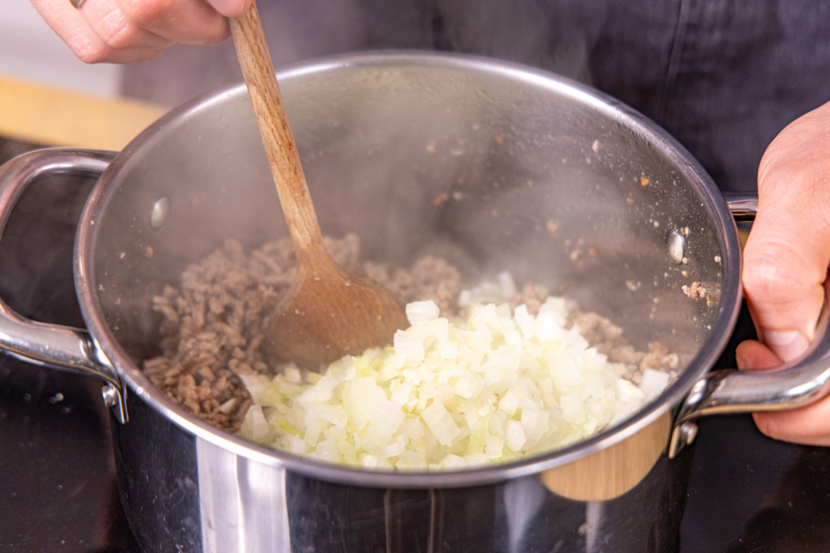 Ajvar-Suppe mit Hackfleisch Ajvar-Suppe mit Hackfleisch