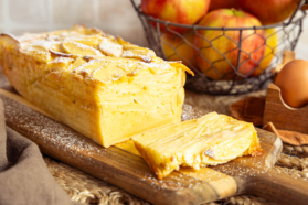 Apfelpfannkuchen in der Kastenform zubereiten