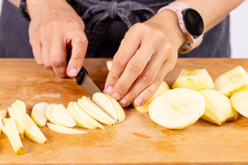Apfel schälen, entkernen und in dünner SPalten schneiden