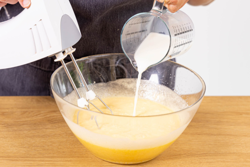 Milch und geschmolzene Butter unterrühren