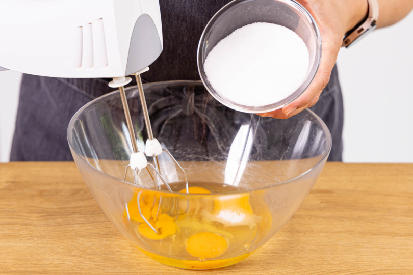 Eier mit Zucker schaumig aufschlagen