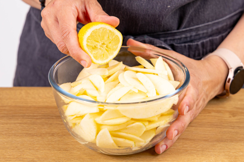 Apfelspalten mit Zitronensaft beträufeln