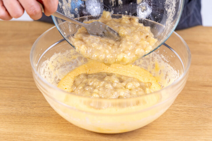 zerdrückte Bananen zum Teig geben
