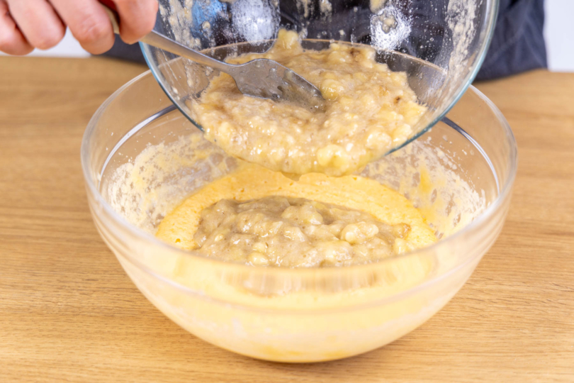 zerdrückte Bananen zum Teig geben