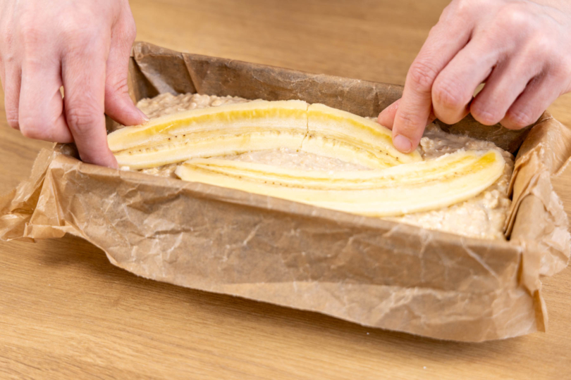 Bananenhälften aufs Bananenbrot legen