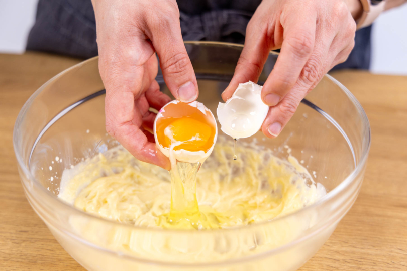 Eier zum Teig geben