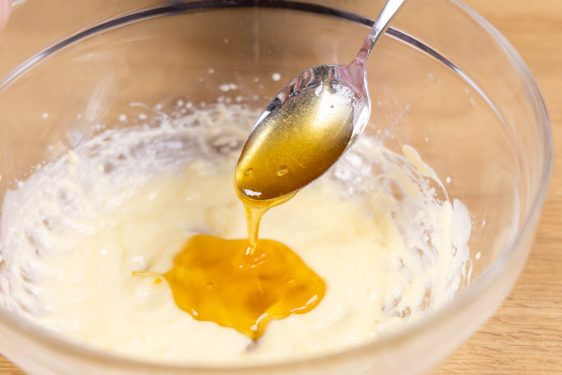 Honig zur Buttermasse geben