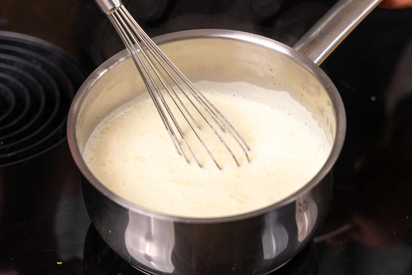 Milch und Sahne verrühren.