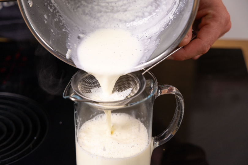 Milch-Sahne-Gemisch absieben.