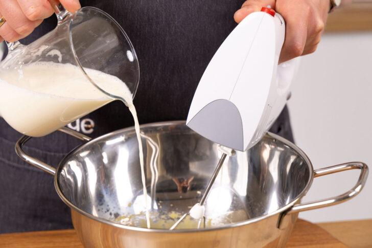 Sahne-Milch-Gemisch aufschlagen.