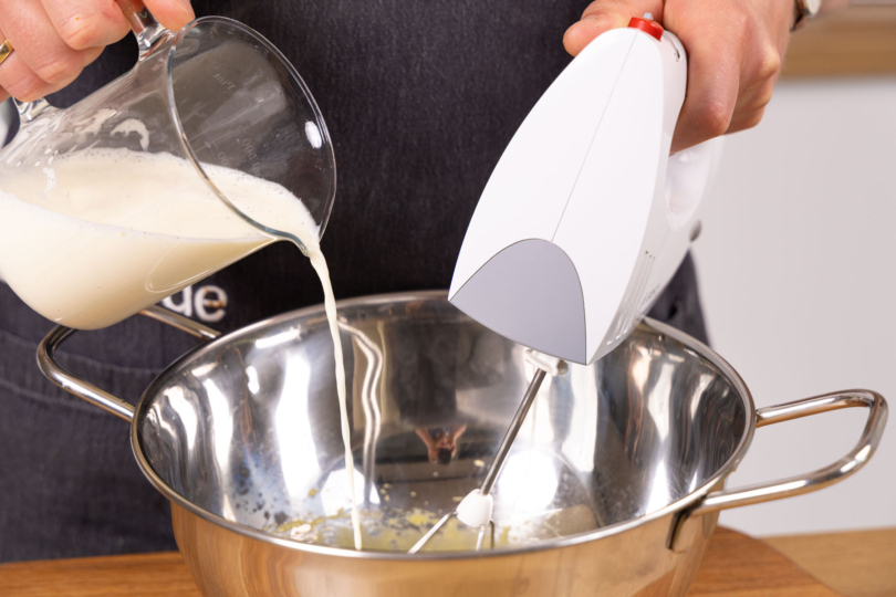 Sahne-Milch-Gemisch aufschlagen.