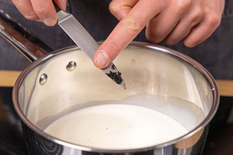 Vanillemark zu Milch und Sahne geben.