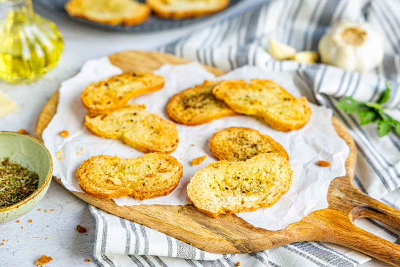 Brotchips frisch aus dem Ofen