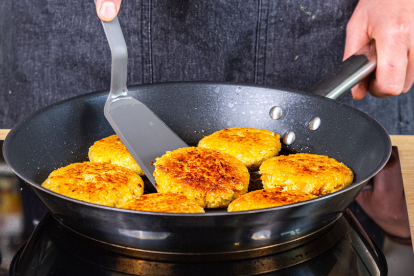 Bulgur-Bratlinge braten