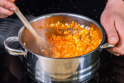 Gemüsewürfel andünsten für Bulgur-Bratlinge